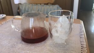 抽出した紅茶を氷がたくさん入ったグラス