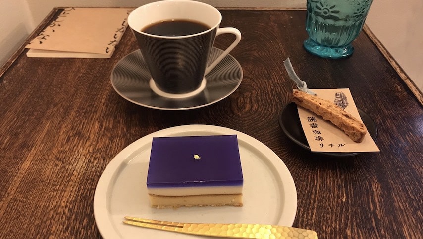 読書珈琲リチルのケーキとコーヒーと本