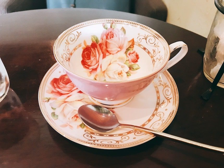 カフェドSaRaのピンク色でバラの柄のティーカップ
